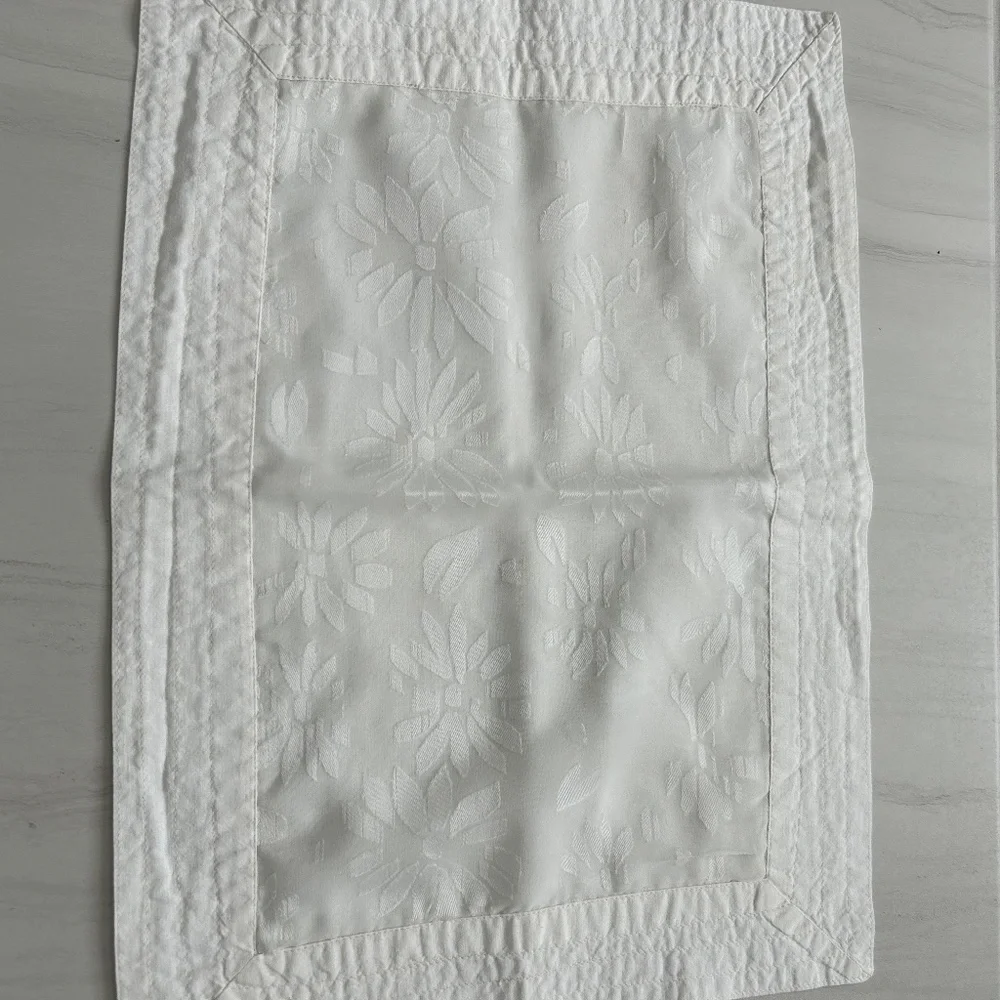 Pier One Imports Placemats Set of 4 White Used 13x19